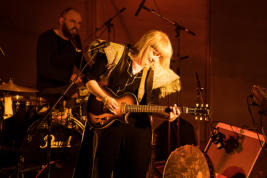 Eivör mit Gitarre
